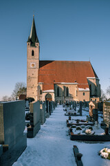 Kirch mit Friedhof im Winter vor blauem, Himmel, Tüßling,  St. Rupertus