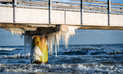 Vereiste Seebrücke von Grömitz im Winter an der Ostsee, Grömitz, Schleswig Holstein, Deutschland