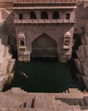 Jumping into the Stepwell