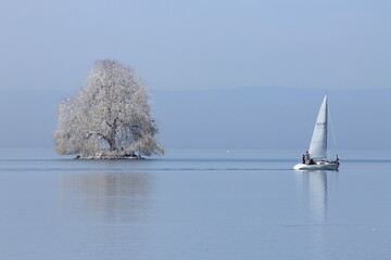La barca naviga sul lago 