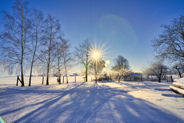 Wundersch&ouml;ne Landschaft bei Eis und Schnee, Sonne und Sonnenstern scheinen durch die &Auml;ste der B&auml;ume, Eislandschaft