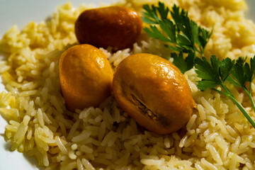 Arroz com pequi e uma folha de salsa. Um prato típico do centro-oeste brasileiro.