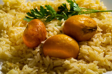 Arroz com pequi e uma folha de salsa. Um prato típico do centro-oeste brasileiro.