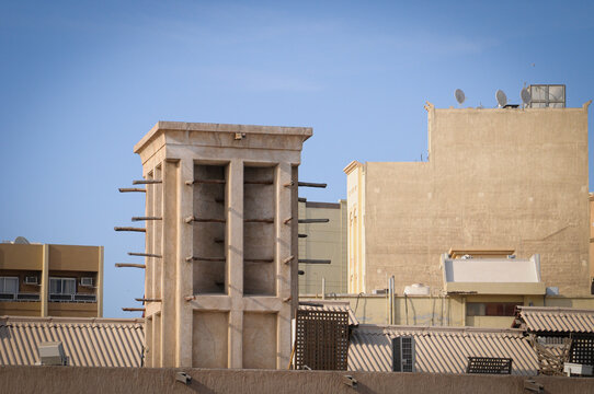 Tour d'a&eacute;ration  (Badgir) d'architecture de type persane dans le vieux Duba&iuml;