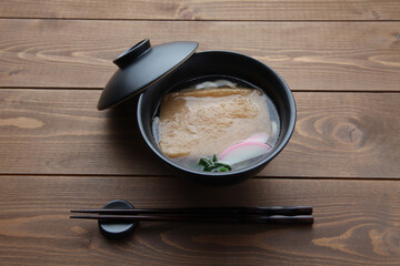 きつねうどん 油揚げ 木のテーブル
