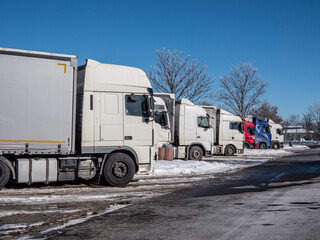 Trucks auf einem Rastplatz im Winter auf einer deutschen Autobahn