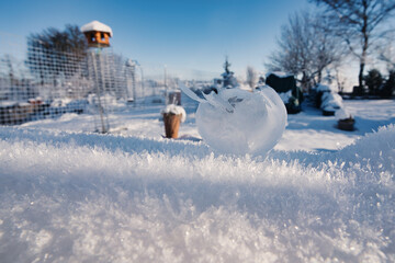 Gefrorene, geplatzte Seifenblase an einem sonnigen Wintertag auf Eiskristallen im Schnee