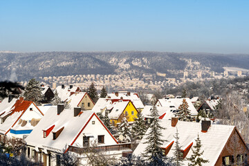 Blick über verschneite Dächer von Jena in Thüringen