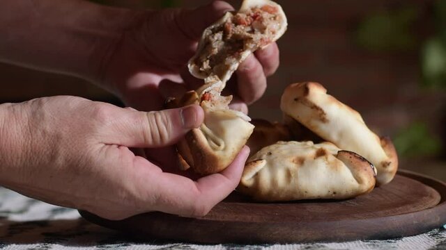 hand open abrabe pie on wooden plate