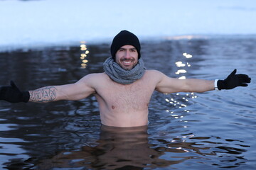 Morsowanie w przeręblu - jezioro © marriaci_photo