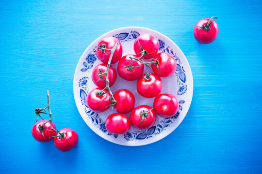 Top view of omatoes on a patterned plate