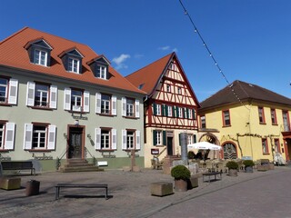 Häuser am menschenleeren Marktplatz in Nierstein am Rhein