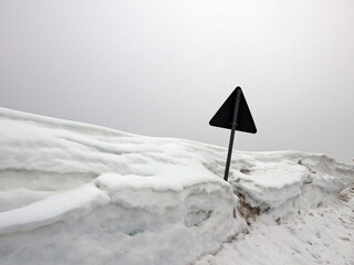 vista minimalista del paesaggio bianco innevato