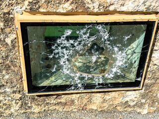 Vandalism. Unidentified people tried to break glass and steal donations collected for the reconstruction of the city park