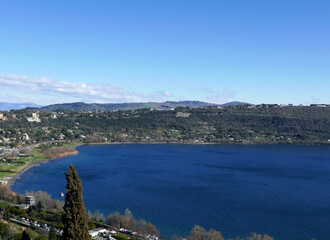 scenica vista del lago di Castel Gandolfo in Italia in una giornata limpida