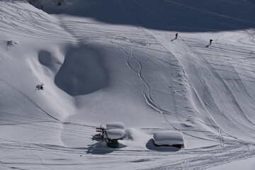 uno splendido paesaggio di montagna innevato, le montagne delle dolomiti in pieno inverno.