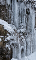 Fototapeta na wymiar Eiszapfen bei sehr kalten Temperaturen im Winter