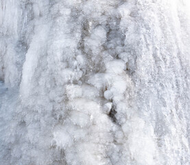 Eiszapfen bei sehr kalten Temperaturen im Winter