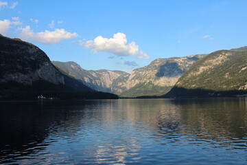 Fototapeta premium Hallstätter See mit Spiegelung im See