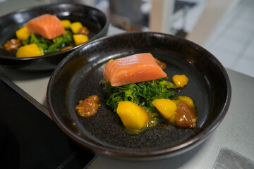 Kaltgeräucherter Lachs auf Wakame–Algen Salat 
an Mango Kompott und Räuchercreme
