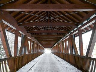 Die Holzbrücke im Winter über den Fluss