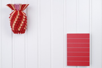 Biały blat drewniany ananas czerwony origami i notes czerwony - obrazy, fototapety, plakaty