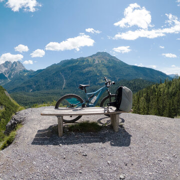 Aussichtspunkt mit Bank am Blindsee Trail (Singletrail in Lermoos) mit E-Mountainbike in den Alpen in Tirol (Österreich)