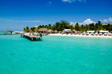 Fototapeta na wymiar view of caribbean beach playa norte - isla mujeres, cancun, mexico