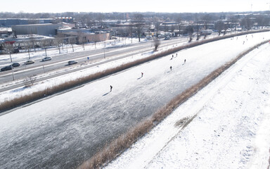 Obraz premium Ice skating along the road (Duizend eilanden rijk - Netherlands)