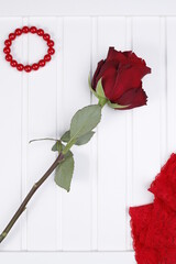 Czerwona róża na białym blacie i koronka czerwona © Seance_Photo_Sylwia
