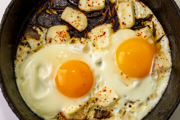 scrambled eggs with cheese and onions