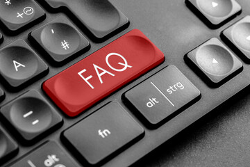 rote "FAQ" Taste auf einer dunklen Tastatur