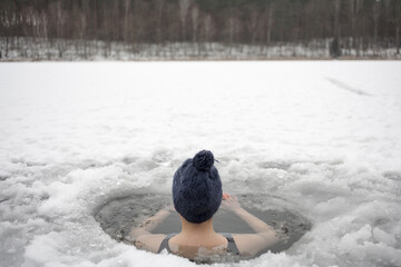 kąpiel w przeręblu przy minusowej temperaturze