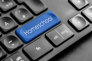 blaue "Homeschool" Taste auf einer dunklen Tastatur