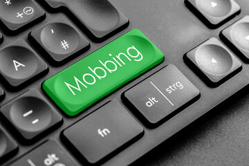 grüne "Mobbing" Taste auf einer dunklen Tastatur