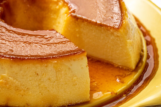 Pudim de leite, sobremesa com calda caramelizada.