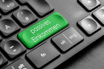 grüne "passives Einkommen" Taste auf einer dunklen Tastatur