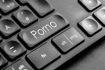graue "Porno" Taste auf einer dunklen Tastatur