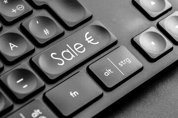 graue "Sale €" Taste auf einer dunklen Tastatur