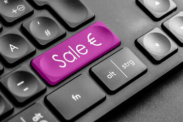 lila "Sale €" Taste auf einer dunklen Tastatur