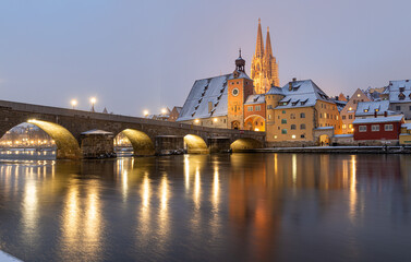Regensburg im Winter mit dem Dom St. Peter und der Steinernen Brücke