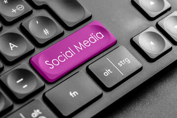 lila "Social Media" Taste auf einer dunklen Tastatur	
