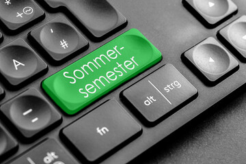 grüne Sommersemester Taste auf einer dunklen Tastatur