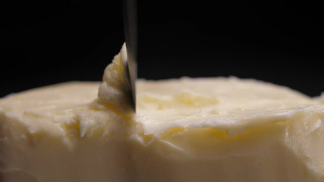 spread butter on bread with knife 4k