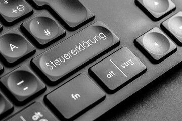 graue "Steuererklärung" Taste auf einer dunklen Tastatur	