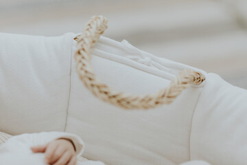 Bébé dans le couffin 