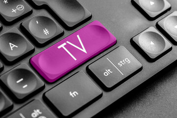 lila "TV" Taste auf einer dunklen Tastatur