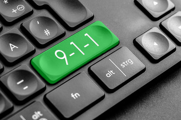 grüne 9-1-1 (911) Taste auf einer dunklen Tastatur