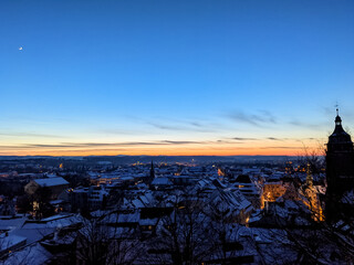 Verschneite Dächer einer Stadt von oben - Luftaufnahme - Heizkosten