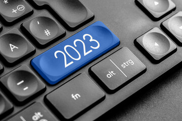blaue 2023 Taste auf einer dunklen Tastatur